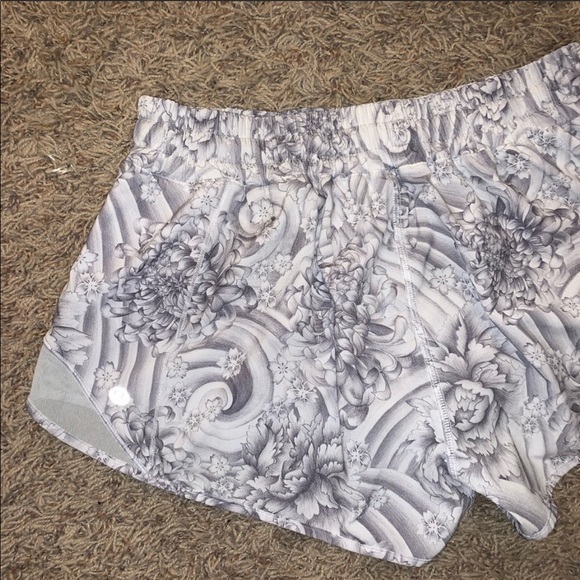 Rare Lululemon hotty hott 
floral short - Picture 4 of 7